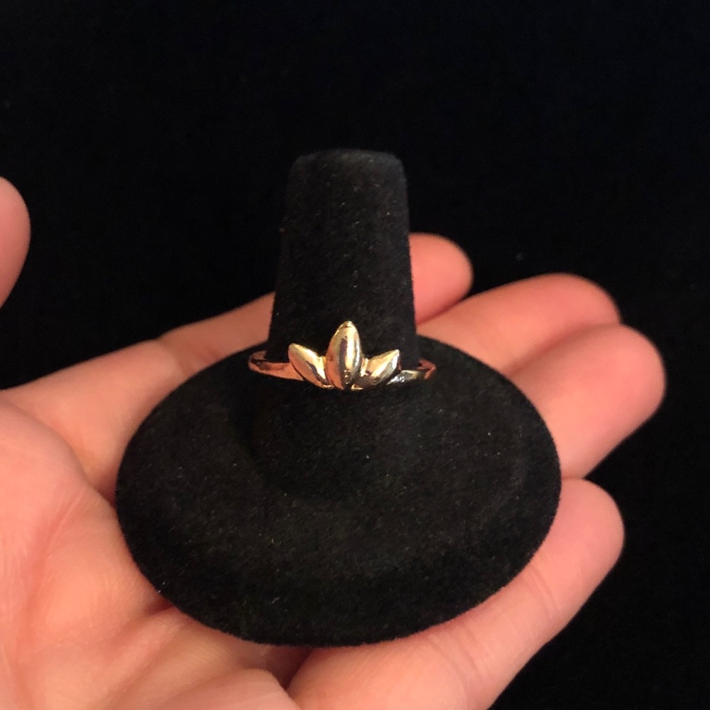 Elegant Gold Leaf Ring